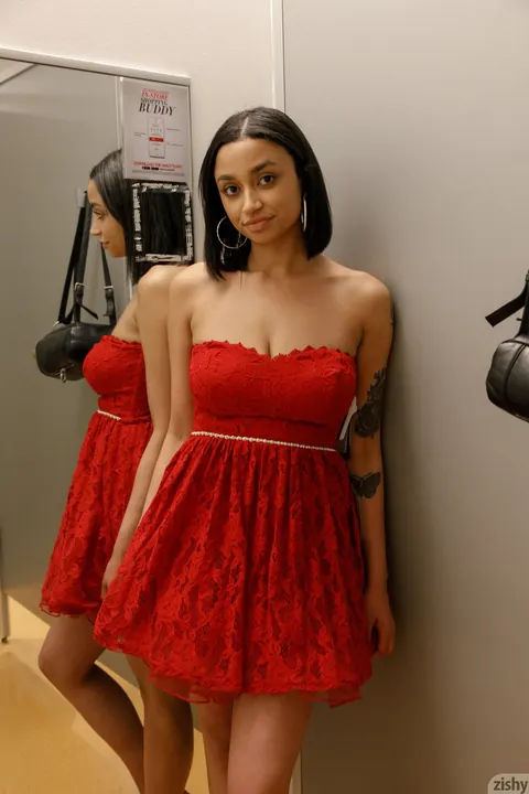 Wynona Gibbs: Busty Ebony Brunette Flashes Her Natural Tits in Public – photo 4 of 12