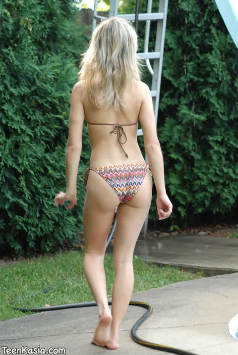 Thick Blonde Strips Out of Her Bikini by the Pool – photo 2 of 12