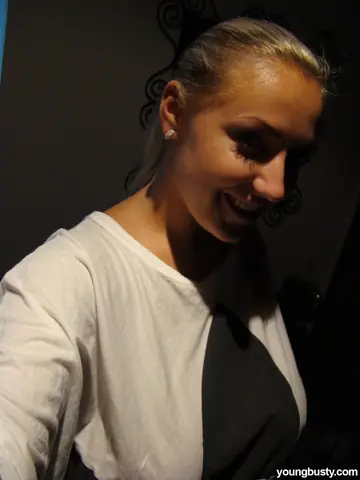 Krystal Swift – Blonde MILF with Big Natural Tits Spreads Her Shaved Pussy in a Selfie