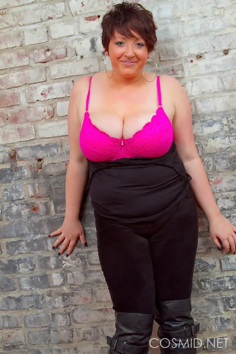 Short-Haired BBW Shows Off Her Big Tits – photo 11 of 16