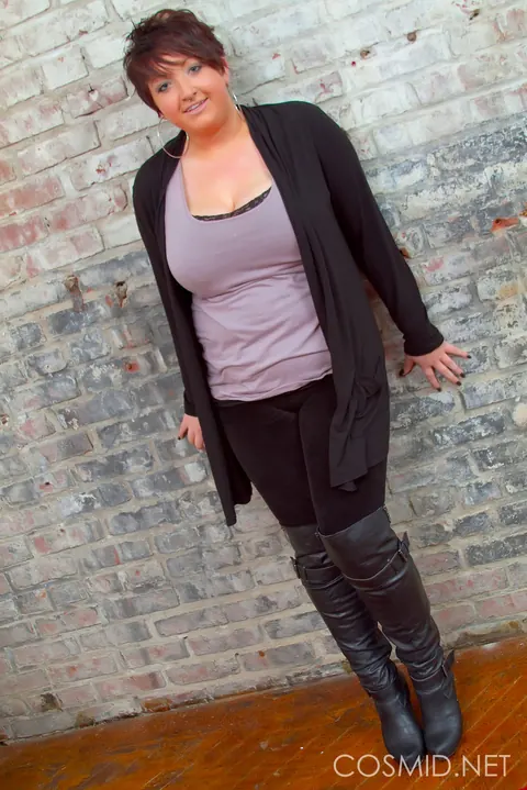 Short-Haired BBW Shows Off Her Big Tits – photo 6 of 16