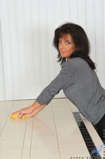 Sarah Bricks – Thick Mature Brunette Pulls Down Hose to Ride a Dildo Deep