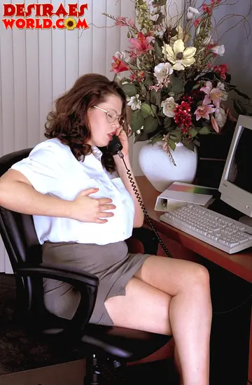 Desirae – Curvy MILF Secretary Fingers and Toys Her Pussy in the Office