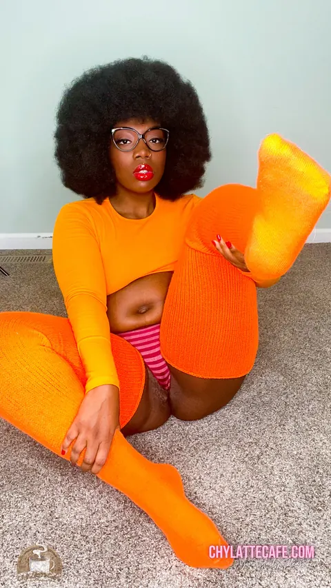 Chy Latte: Ebony MILF in Costume and Glasses Spreads Wide – photo 2 of 15