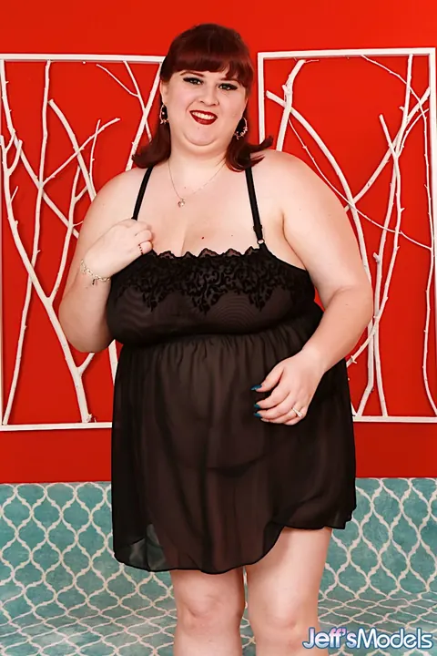 Shanelle Savage: Thick Redhead MILF Strips Off Her Lingerie and Spreads – photo 1 of 16