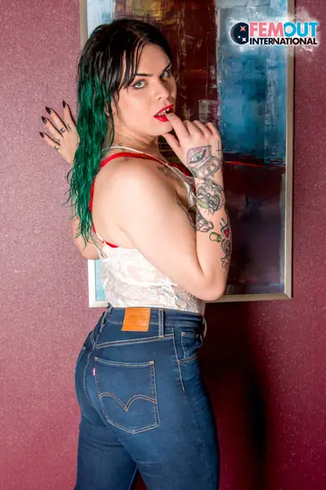 Trans Woman Drops Her Jeans and Poses Fully Nude