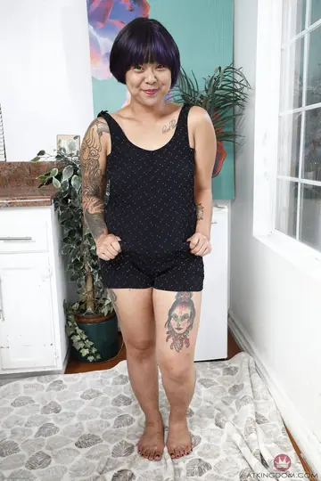 Lulu Sparkle – Thick Asian MILF Pulls Panties Aside and Spreads Her Hairy Asshole