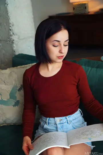 Alin Luxe – Tattooed Thick Brunette Pulls Shorts Aside and Spreads Her Legs