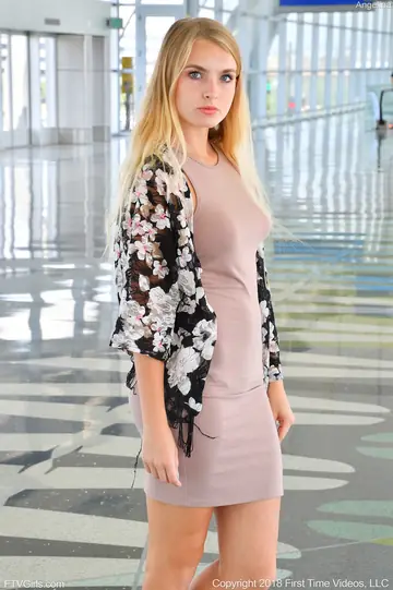 Hanna Hawthorne – Blonde in a Tight Dress Flashes Outdoors