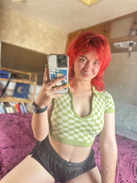 BBW Redhead Poses in Shorts for a Selfie – photo 6 of 14
