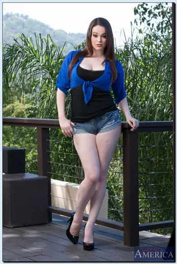 Tessa Lane – Tattooed BBW Strips Out of Her Jean Shorts Outdoors