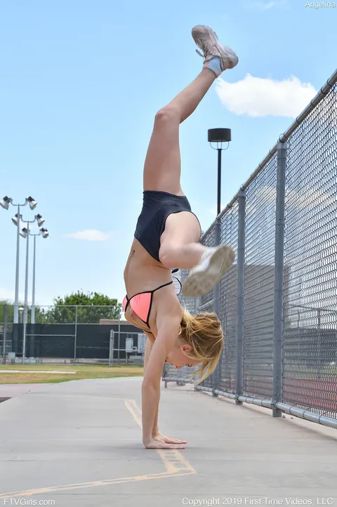 Hanna Hawthorne: Slim Blonde in a Bikini and Shorts Flashes Outdoors at the Gym – photo 9 of 20