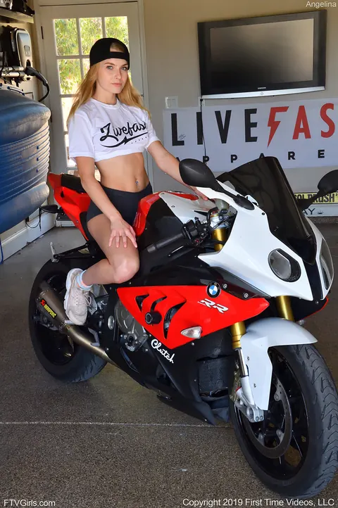 Hanna Hawthorne: Slim Blonde in a Bikini and Shorts Flashes Outdoors at the Gym – photo 17 of 20