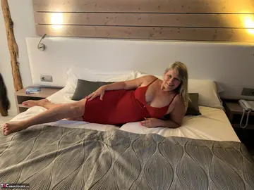 Sweet Susi – Blonde European MILF Strips Off Her Skirt and Spreads Her Pussy in the Bedroom