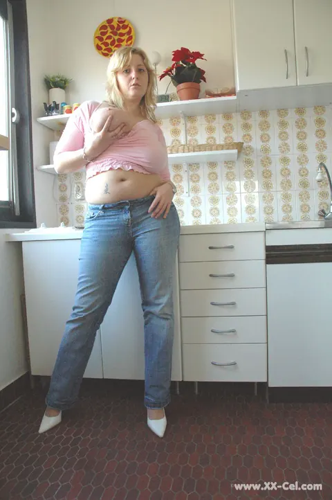 Blonde BBW in Jeans Spreads Her Legs Wide – photo 5 of 20