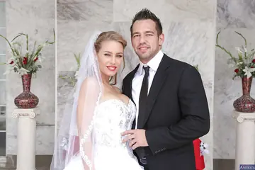 Julia Ann – Busty Blonde MILFs Share a Cock in Heels at a Wedding