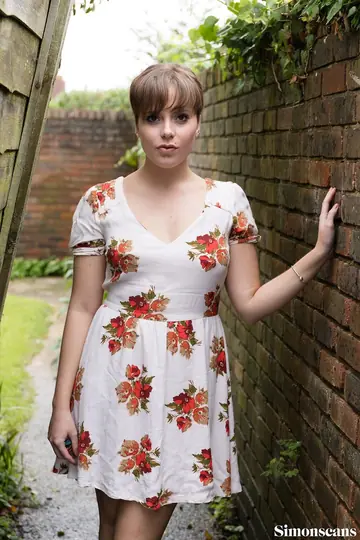 Busty Amateur Spreads Her Pussy Outdoors in a Skirt