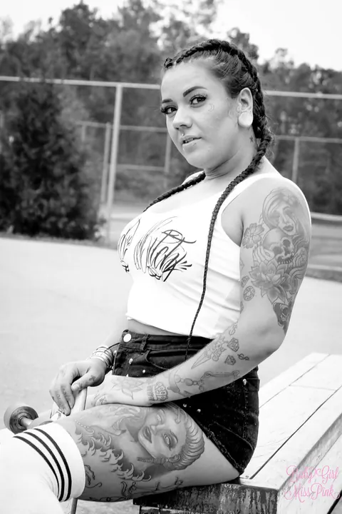 BBW Poses Outdoors in Stockings and Shorts – photo 3 of 16