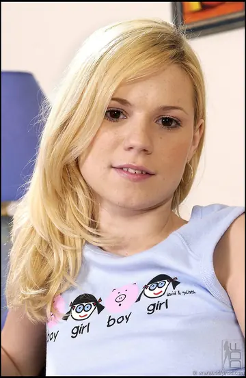 Ginevra – Hungarian Blonde Undresses and Spreads Her Pussy