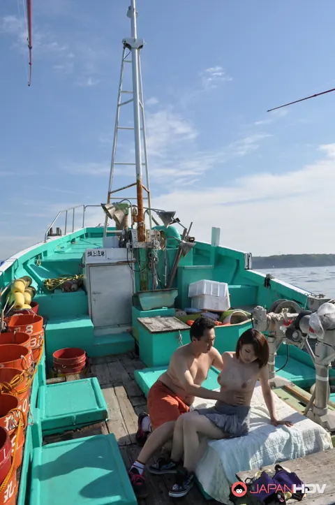 Arisa Suzuki & Miki Uemura: Japanese Brunette Gives a Blowjob on a Boat – photo 3 of 20