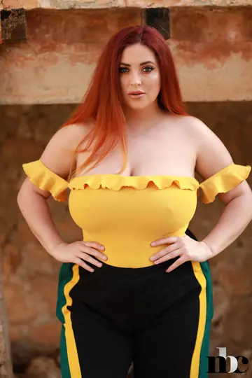 Lucy Collett – Curvy Redhead MILF Strips Out of Her Bikini Outdoors