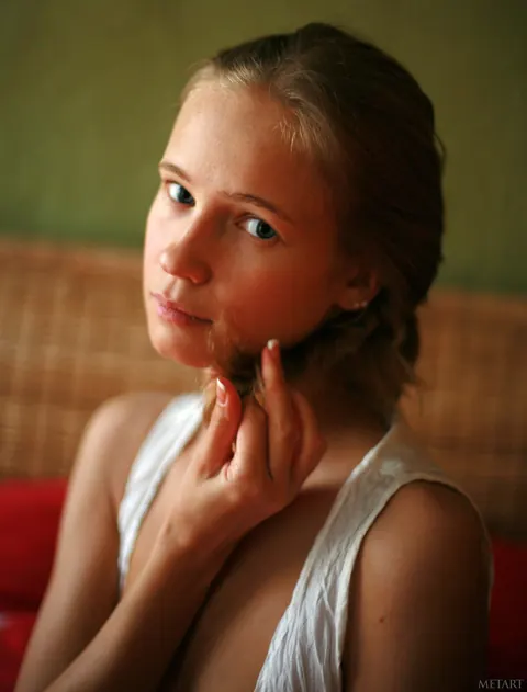 Tanned Babe Strips Nude to Show Her Shaved Body – photo 1 of 21