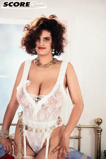 Nilli Willis – Thick MILF with Big Natural Tits Sheds Her White Lingerie