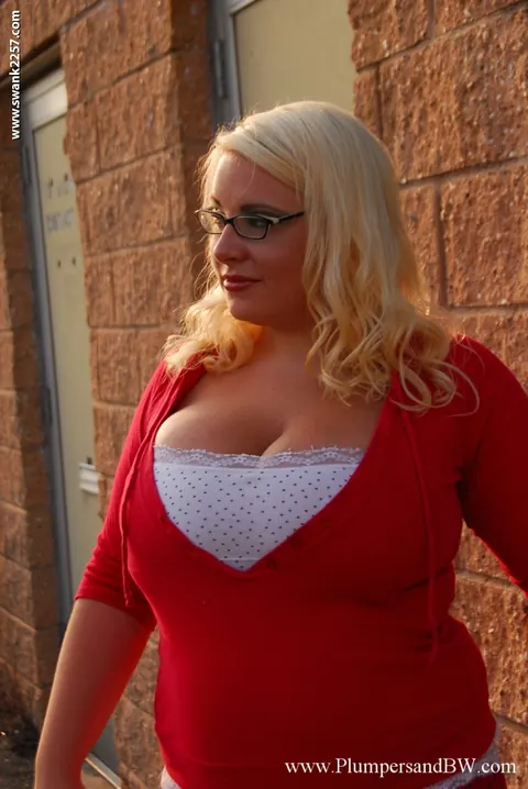 Scarlett Rouge: Busty Blonde PAWG Strips Outdoors in Glasses – photo 1 of 16