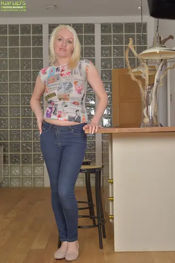 Jade Wilson – Mature British Blonde Strips Out of Her Jeans and Spreads