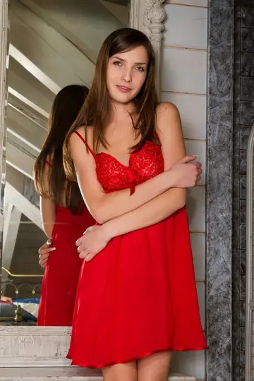 Semmi A – Tall Ukrainian Brunette Poses Nude Showing Her Natural Tits