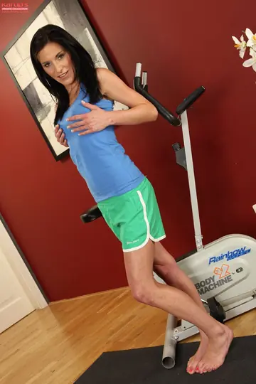 Jessica Black – Slim Brunette PAWG Strips Out of Her Shorts at the Gym