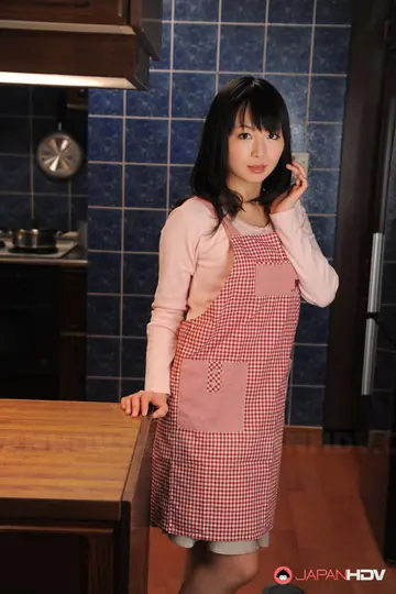 Nozomi Oshima – Slim Japanese MILF Lifts Her Skirt in the Kitchen