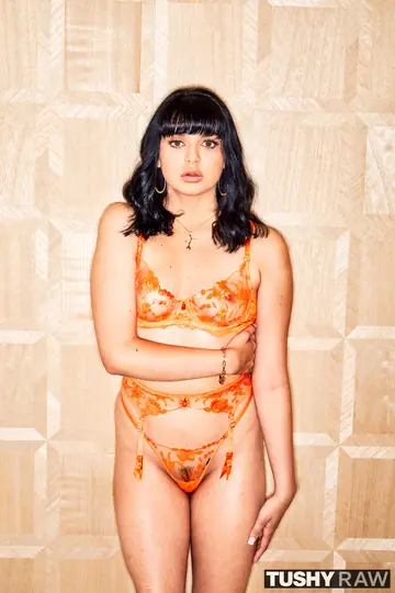 Leda Lotharia – Curvy Latina Takes Anal Cowgirl on the Sofa in Lingerie