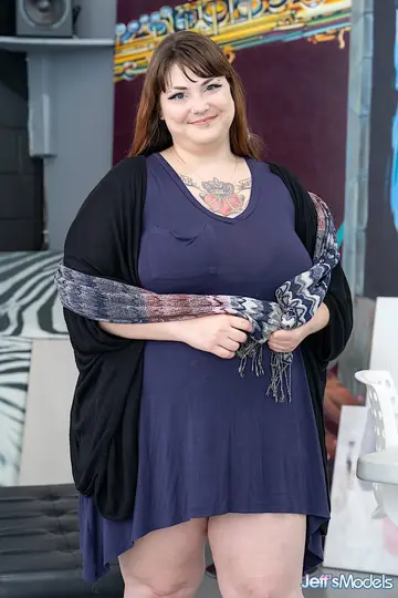 Chelsea Dagger – Busty Brunette BBW Strips Out of Her Lingerie and Spreads