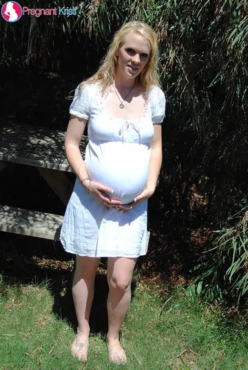 Hydii May – Pregnant Blonde Amateur Spreads Her Shaved Pussy Outdoors