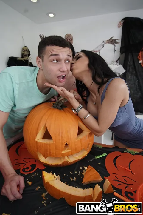 Tia Cyrus: Petite Latina MILF Gets Fucked and Takes a Facial on Halloween – photo 2 of 21