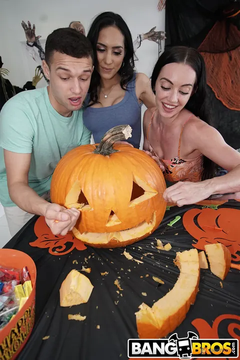 Tia Cyrus: Petite Latina MILF Gets Fucked and Takes a Facial on Halloween – photo 4 of 21