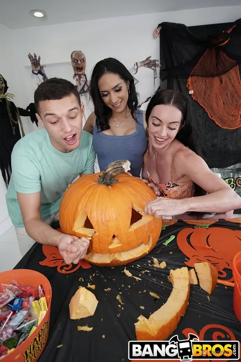Tia Cyrus: Petite Latina MILF Gets Fucked and Takes a Facial on Halloween – photo 3 of 21