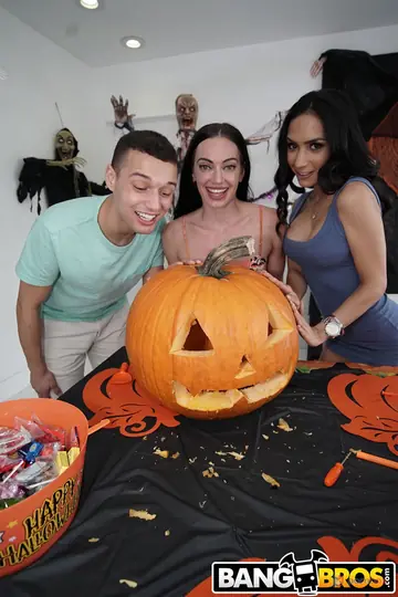 Tia Cyrus – Petite Latina MILF Gets Fucked and Takes a Facial on Halloween