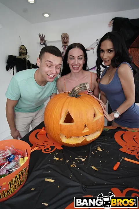 Tia Cyrus: Petite Latina MILF Gets Fucked and Takes a Facial on Halloween – photo 1 of 21