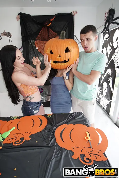 Tia Cyrus: Petite Latina MILF Gets Fucked and Takes a Facial on Halloween – photo 10 of 21