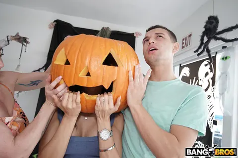 Tia Cyrus: Petite Latina MILF Gets Fucked and Takes a Facial on Halloween – photo 8 of 21