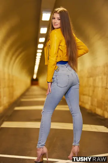 Olivia Sparkle – Thick Brunette in Jeans and High Heels Takes Anal Cowgirl and Missionary