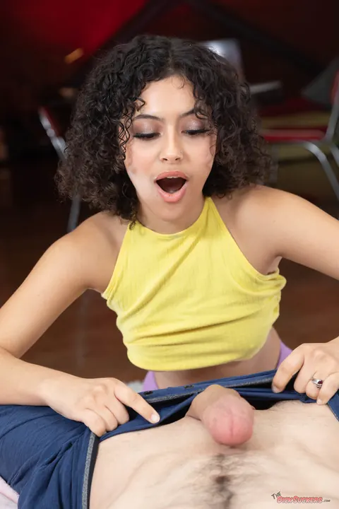 Dani Diaz: Curly-Haired Latina Ebony Woman Peels Off Her Shorts for POV Sex – photo 7 of 15