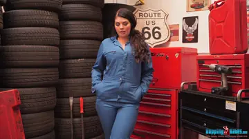 Terri Lou – Thick British Brunette Strips Out of Her Lingerie in a Garage