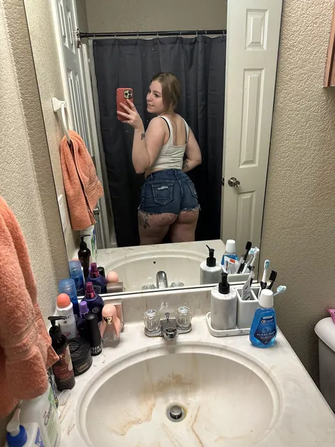PAWG Poses in Booty Shorts for Mirror Selfies – photo 12 of 20