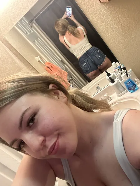 PAWG Poses in Booty Shorts for Mirror Selfies – photo 11 of 20