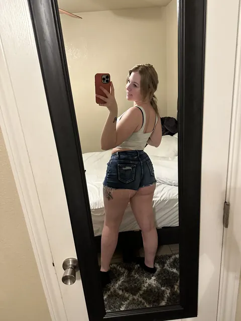 PAWG Poses in Booty Shorts for Mirror Selfies – photo 10 of 20