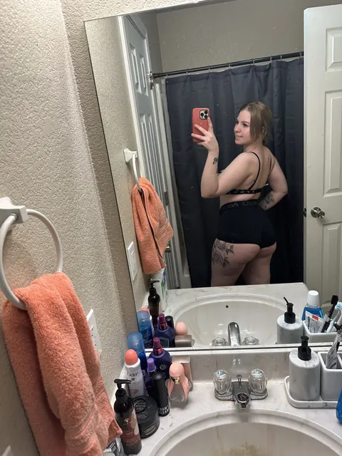 PAWG Poses in Booty Shorts for Mirror Selfies – photo 4 of 20