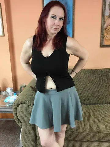 Lia Shayde – Busty Redhead MILF Fingers and Toys Her Pussy